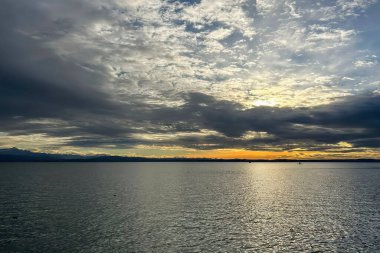 Gölün Sessizliği. Bulutlu Günbatımında Göl Manzarası. Büyüleyici Güzellik. Büyüleyici bir Göl Manzarası Bulutlarla Sunset Oyunculuğuna Şahit Olmak.