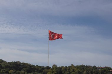 Yeşil Doğada Türk Bayrağı Dalgalanıyor. Doğa ile Ulusal Semboller Toplantısı. Anavatanın Yeşil Kucağında Türk Bayrağı Dalgalanıyor. Ulusal Kimliğin Doğayla Eşsiz Uyumunun İfadesi.