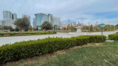 Atakoy, İstanbul, Türkiye. 26 Ekim 2023. Tarihi binalar ve çeşmeler. Ataky Baruthane Ulusal Parkı. Yeşildeki Cennet