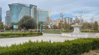 Atakoy, İstanbul, Türkiye. 26 Ekim 2023. Tarihi binalar ve çeşmeler. Ataky Baruthane Ulusal Parkı. Yeşildeki Cennet