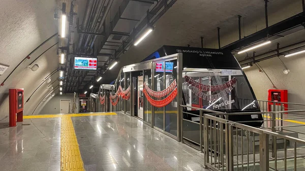 İstanbul, Türkiye. 24 Ekim 2023. Rumeli Hisarustu - Asya Füniküler Hattı. İstanbul 'un Avrupa yakasındaki Beşiktaş ilçesinde Boğaziçi Üniversitesi, Hisarustu ve Asyalı arasında 792 metre uzunluğundaki rotada yer alan F4 hattı