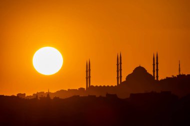 İstanbul 'un İlk Saatlerinde Bir Caminin Silueti Altında Güneş Doğuyor