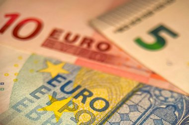 Euro banknotları. Euro, Avrupa Birliği 'nin ortak para birimi. Avrupa ekonomisinde önemli rol oynayan bir mali araç.