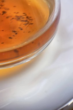 Geleneksel Türk kahvaltısı içeceği. Cam bardakta Türk çayı. Makro fotoğraf. Yakın plan..