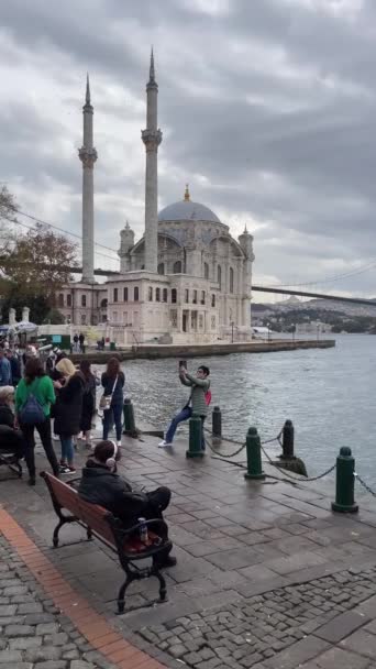 Ortakoy Estambul Turquía 2023 Plaza Ofrece Vistas Mezquita Ortakoy Puente — Vídeos de Stock
