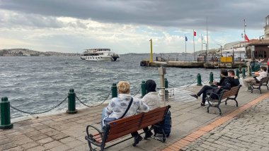 Ortakoy, istanbul, Türkiye. 11 Kasım 2023 Meydanı, Ortakoy Camii ve 15 Temmuz Şehitler Köprüsü manzaralı sokak satıcıları ve kafeler arasında. Ortakoy Meydanı.