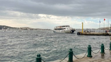 Ortakoy, istanbul, Türkiye. 11 Kasım 2023 Meydanı, Ortakoy Camii ve 15 Temmuz Şehitler Köprüsü manzaralı sokak satıcıları ve kafeler arasında. Ortakoy Meydanı.