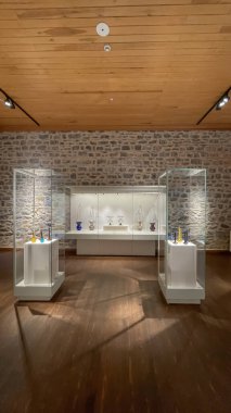 Beykoz, İstanbul, Trkiye. 12 Kasım 2023. Zengin koleksiyonunun yanı sıra bir kütüphane, kafe, atölye, botanik parkı ve mini hayvanat bahçesi bulunan Beykoz Glass ve Kristal Müzesi, dünyanın birkaç örneği arasında yer alıyor. Müzeden iç görünüş.