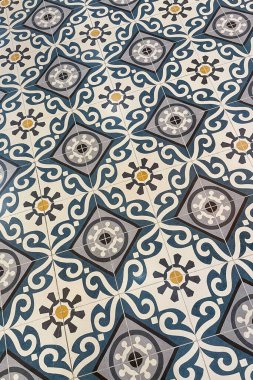 Yerde dekoratif Portekiz azulejo fayansları.