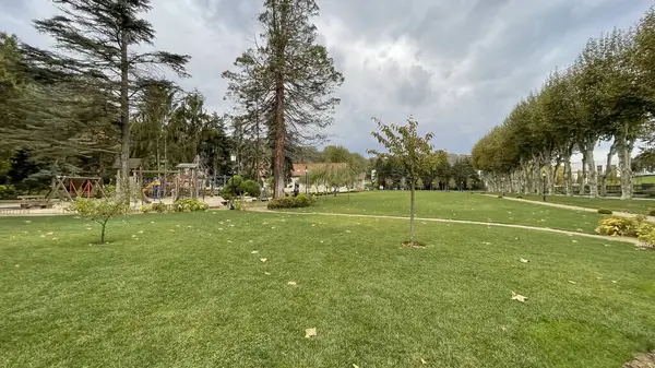 Beykoz, İstanbul, Türkiye. 12 Kasım 2023. Zengin koleksiyonunun yanı sıra bir kütüphane, kafe, atölye, botanik parkı ve mini hayvanat bahçesi ile dünyanın önde gelen örneklerinden biri olan Beykoz Cam ve Kristal Müzesi. 