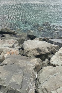 Deniz kıyısı. Kayalıklar. Açık ve sakin bir deniz. Kış manzarası.