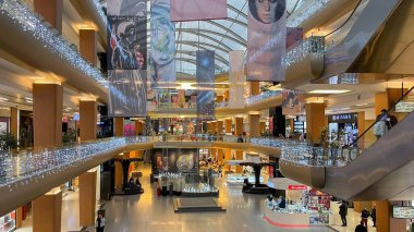 Atakoy, İstanbul, Türkiye. İstanbul 'da alışveriş turizmi. Yeni yıl arifesinden önce modern mimarisiyle Atakoy bölgesinde bulunan Aplus Alışveriş Merkezi 'nin iç manzarası..