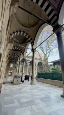 Eyup, istanbul, Türkiye. 30 Aralık 2023 'te Eyüp Sultan Camii ve meydanı, İstanbul' un Eyup ilçesinde, şehir duvarlarının dışında ve Altın Boynuz yakınlarındadır..
