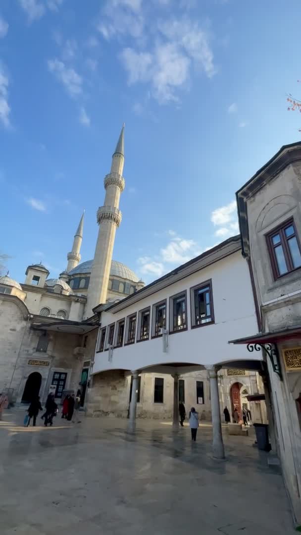 アイアップ スタニスブル トルコ 12月 2023 アイアップスルタンモスクと広場は イスタンブールのエイプ地区にあります 市壁の外 ゴールデンホーンに近い 垂直ショット — ストック動画
