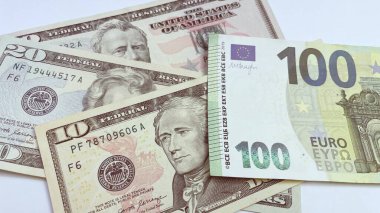 Çeşitli değerlerin kağıt banknotları, finansal zenginliğin sembolü, denge ve finansal güç. İş dünyasının dinamizmi. Finans ve ekonomi. ABD doları ve Euro banknotları.