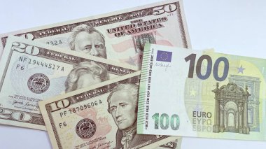 Çeşitli değerlerin kağıt banknotları, finansal zenginliğin sembolü, denge ve finansal güç. İş dünyasının dinamizmi. Finans ve ekonomi. ABD doları ve Euro banknotları.
