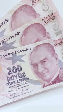 Çeşitli değerlerin kağıt banknotları, finansal zenginliğin sembolü, denge ve finansal güç. İş dünyasının dinamizmi. Maliye ve ekonomi. 200 Türk lirası..