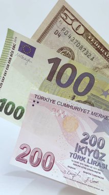 Çeşitli değerlerin kağıt banknotları, finansal zenginliğin sembolü, denge ve finansal güç. İş dünyasının dinamizmi. Maliye ve ekonomi. Türk lirası, Amerikan doları ve avro banknotları..
