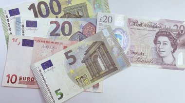 Çeşitli değerlerin kağıt banknotları, finansal zenginliğin sembolü, denge ve finansal güç. İş dünyasının dinamizmi. Finans ve ekonomi. Euro ve Sterlin banknotları..