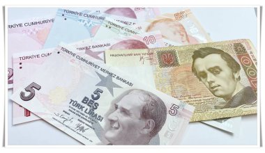 Çeşitli değerlerin kağıt banknotları, finansal zenginliğin sembolü, denge ve finansal güç. İş dünyasının dinamizmi. Maliye ve Ekonomi. Ukrayna Hryvnia ve Türk Lirası banknotları.