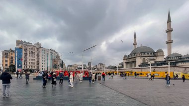 Taksim, İstanbul 'un Beyolu ilçesinde 17 Şubat 2023.Taksim Meydanı, İstanbul' un en ünlü noktalarından biridir. İstanbul 'un en büyük turizm merkezlerinden biri..