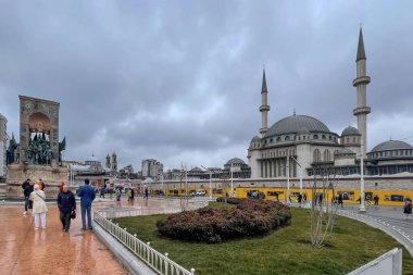 Taksim, İstanbul 'un Beyolu ilçesinde 17 Şubat 2023.Taksim Meydanı, İstanbul' un en ünlü noktalarından biridir. İstanbul 'un en büyük turizm merkezlerinden biri..