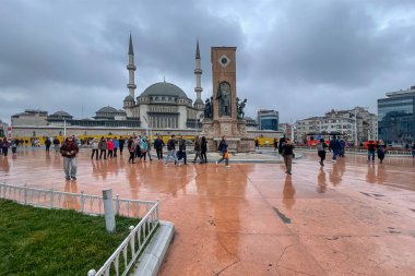 Taksim, İstanbul 'un Beyolu ilçesinde 17 Şubat 2023.Taksim Meydanı, İstanbul' un en ünlü noktalarından biridir. İstanbul 'un en büyük turizm merkezlerinden biri..