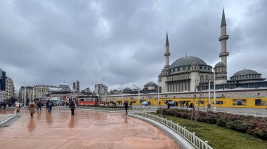 Taksim, İstanbul 'un Beyolu ilçesinde 17 Şubat 2023.Taksim Meydanı, İstanbul' un en ünlü noktalarından biridir. İstanbul 'un en büyük turizm merkezlerinden biri..