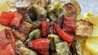 Geleneksel Türk kahvaltısı ve öğle yemeği. Domates, biber, kabak ve patates kızartması yemeye hazır..