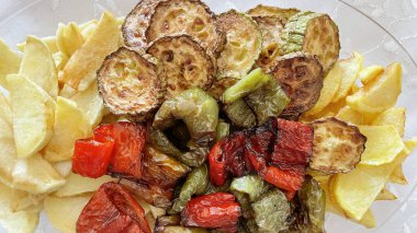 Geleneksel Türk kahvaltısı ve öğle yemeği. Domates, biber, kabak ve patates kızartması yemeye hazır..