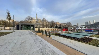 Kasımpaşa, istanbul, Türkiye. 14 Mart 2024 Piyalepasa Camii Çevreleme Projesi. Beyolu Piyalepasa Yeni Bir Meydan ve Otoparkı Kazandı. Piyalepasa Meydanı çeşitli kullanım alanları, yeşil alan ve park alanı olan yeni bir meydan haline geldi..