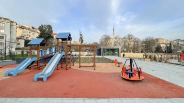 Kasımpaşa, istanbul, Türkiye. 14 Mart 2024 Piyalepasa Camii Çevreleme Projesi. Beyolu Piyalepasa Yeni Bir Meydan ve Otoparkı Kazandı. Piyalepasa Meydanı çeşitli kullanım alanları, yeşil alan ve park alanı olan yeni bir meydan haline geldi..