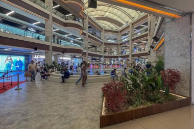 Bakırköy, istanbul, Türkiye 62024.Kapasite alışveriş merkezi. Merkezinde bir çeşme bulunan ve şık dekorasyonlarla çevrili ünlü bir alışveriş merkezi. İç görünüm.