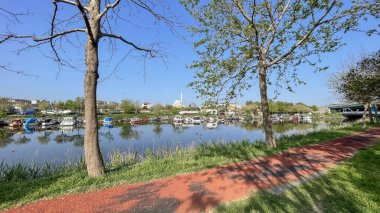 Kucukcekmece, İstanbul, Türkiye. 13,2024. Marmara Denizi ile Kucukcekmece Gölü 'nü birbirine bağlayan Menekşe deresi. Nehirde tekneler ve parkın etrafında yürüyüş yolları olan doğa manzarası..