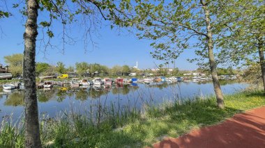 Kucukcekmece, İstanbul, Türkiye. 13,2024. Marmara Denizi ile Kucukcekmece Gölü 'nü birbirine bağlayan Menekşe deresi. Nehirde tekneler ve parkın etrafında yürüyüş yolları olan doğa manzarası..