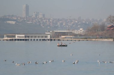 Marmara sea.istanbul, Türkiye. 31 Ocak 2021. Sisli bir Marmara Denizi sabahı. Florya Sahili ve Atatürk Deniz Konağı.
