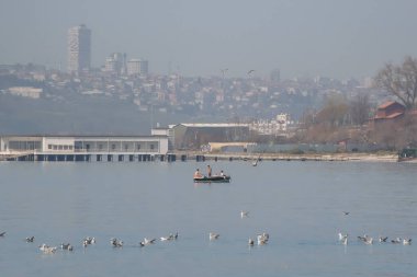 Marmara sea.istanbul, Türkiye. 31 Ocak 2021. Sisli bir Marmara Denizi sabahı. Florya Sahili ve Atatürk Deniz Konağı.