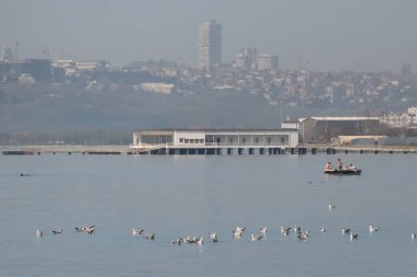 Marmara sea.istanbul, Türkiye. 31 Ocak 2021. Sisli bir Marmara Denizi sabahı. Florya Sahili ve Atatürk Deniz Konağı.