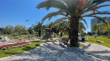 Türkiye 'den İstanbul' a. 6 bin 2024. İstanbul 'un Atakoy ilçesinde bulunan Kazakistan halk parkı. Parkın küçük bir göleti, değirmeni, oturma yerleri, spor alanları ve yürüyüş yolları vardır..