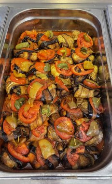 İslim kebap, önceden hazırlanmış ve kızartılmış büyük boy köftelerle hazırlanmış bir patlıcan kebabı. Türk dişi.