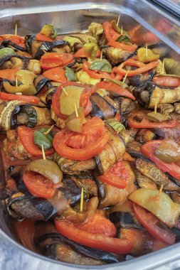 İslim kebap, önceden hazırlanmış ve kızartılmış büyük boy köftelerle hazırlanmış bir patlıcan kebabı. Türk dişi.