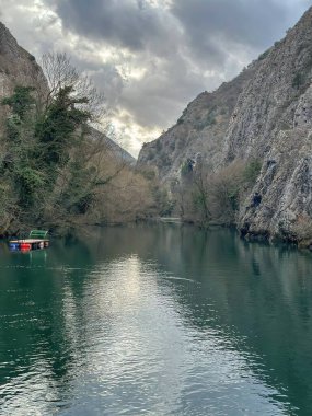 Kuzey Makedonya. 24 Nisan 2024 Kuzey Makedonya 'nın Tarihi Zenginliği ve Turistik Çekimi. Keşfedilmeyi bekleyen bir Balkan Hazinesi. Muhteşem Kuzey Makedonya 'yı keşfeden. Geçmiş ve Canlı Turistik Mucizeler Arasında Bir Yolculuk.