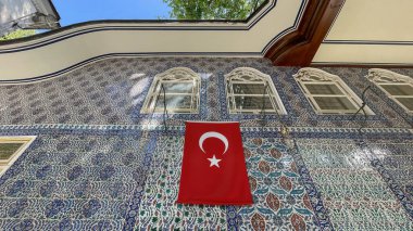 Eyup, İstanbul, Türkiye. 4 Mayıs 2024. Türk bayrağıyla ünlü tarihi Eyüp Sultan camisi ve mezarı. Dış görünüm.