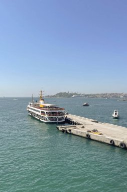 Kabatas, İstanbul, Türkiye. 6 Mayıs 2024. Kabatas rıhtımından feribotlu Muhteşem Boğaz manzaralı.
