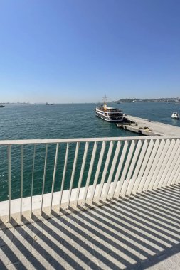 Kabatas, İstanbul, Türkiye. 6 Mayıs 2024. Kabatas rıhtımından feribotlu Muhteşem Boğaz manzaralı.