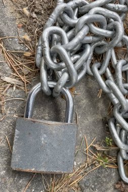 Paslı asma kilit ve zincir. Güvenlik kavramı.