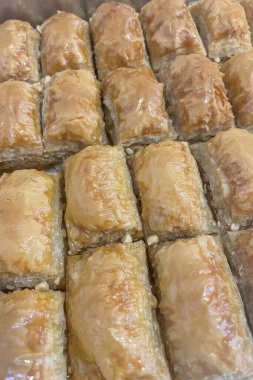 Zevk ziyafeti. Taze Baklava Dilimleriyle Bir Tatlı Bayramına Davetlisiniz. Geleneksel Dilimlerin En İyisi, Taze Baklava Dilimleri.