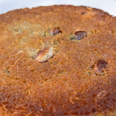 Geleneksel Türk tatlısı, Kunefe.Fıstıklı ve yakın plan..