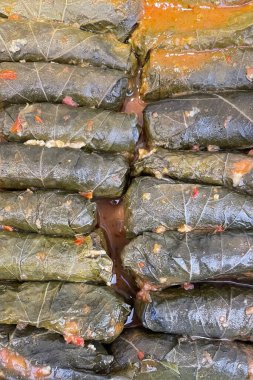 Geleneksel Türk yemeği. Et yaprağı ambalajı. Yemeye hazır ve yakın çekim..