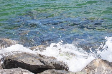 Deniz kıyısındaki kayalıklar ve kayalara vuran dalgalar..